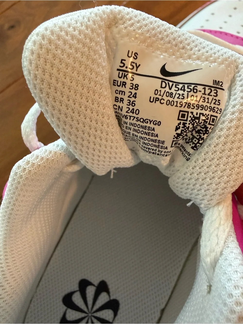 Brand NEW Nike 5.5Y Low-Top Sneakers in White and Bright Pink